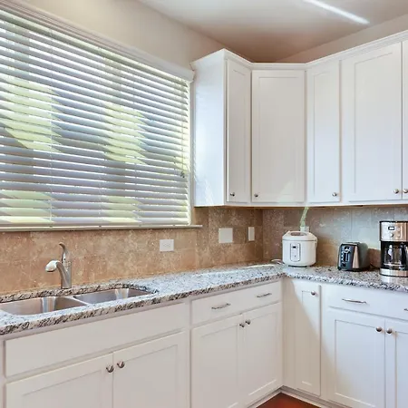 Delightful Pet Friendly Home In Great Location! Townhouse